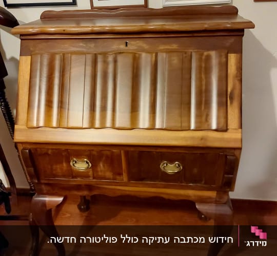שידת סקרטר עתיקה מעץ שעברה חידוש וציפוי פוליטורה מבריק